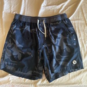 Vuori Kore Short 5”- Blue Water Camo size L